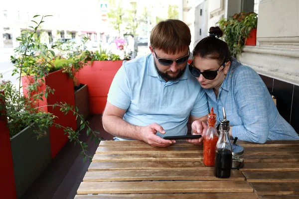 Pár Při Pohledu Smartphone Verandě Restaurace — Stock fotografie