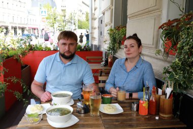 Vietnam restoranının verandasındaki çift portresi