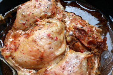Tavada ev yapımı fırında tavuk manzarası