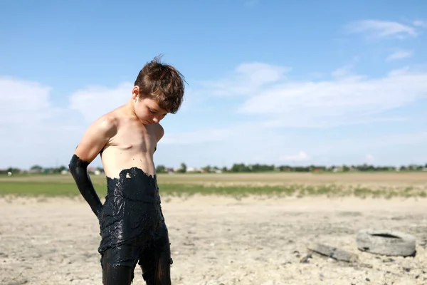 俄罗斯克拉斯诺达尔地区Mud覆盖的男孩 — 图库照片
