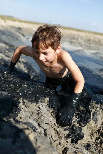 子供は泥のプール クラスノダール地域 ロシアから出て行く — ストック写真