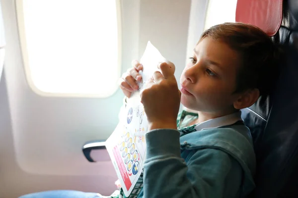 Criança Que Estuda Instruções Segurança Voo Bordo Aeronave — Fotografia de Stock