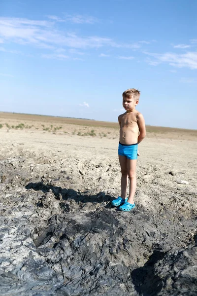 ロシアのクラスノダール地方の泥の上の子供 — ストック写真