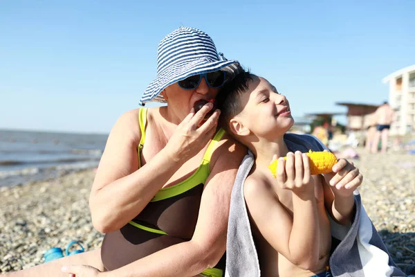 Mormor Och Sonson Äter Frukt Stranden Azovska Sjön — Stockfoto