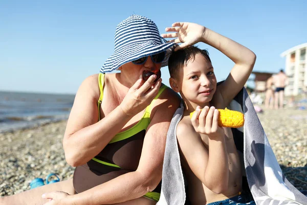 Mormor Med Sonson Äter Frukt Stranden Azovska Sjön — Stockfoto