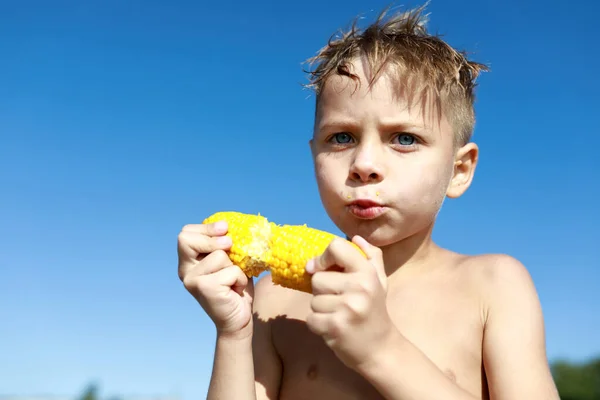 Хлопчик Їсть Варену Кукурудзу Пляжі Краснодарському Краї Росія — стокове фото