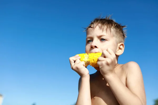 Criança Comendo Milho Cozido Praia Região Krasnodar Rússia — Fotografia de Stock