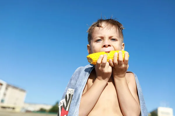 Child Eating Boiled Corn Beach Krasnodar Region Russia — Stock Photo, Image