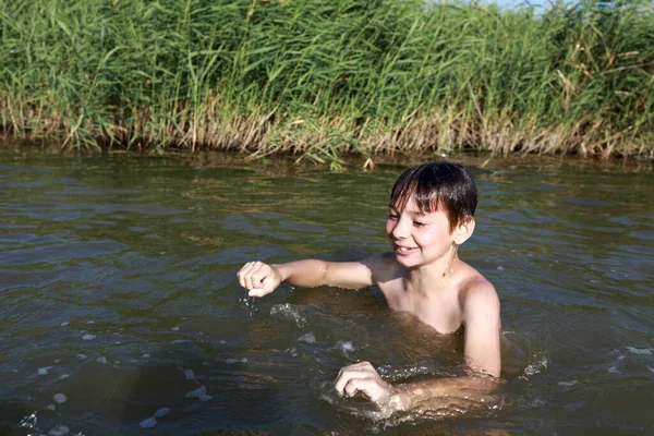 Kid Nuoto Nel Lago Regione Krasnodar Russia — Foto Stock