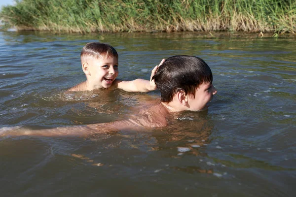 Due Bambini Che Nuotano Nel Lago Regione Krasnodar Russia — Foto Stock