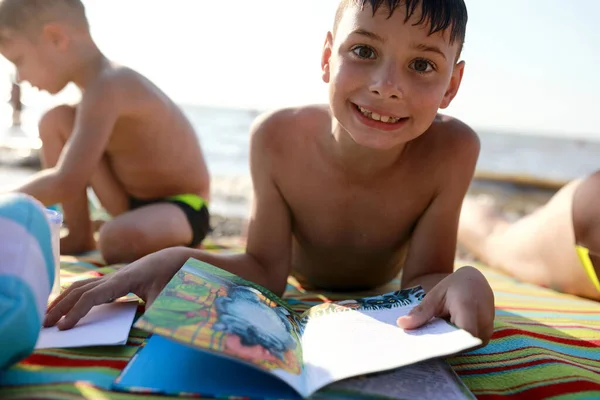 Retrato Libro Lectura Infantil Playa Fotos de stock