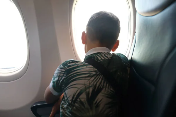 Chlapec Dívá Oknem Letadla Letu — Stock fotografie