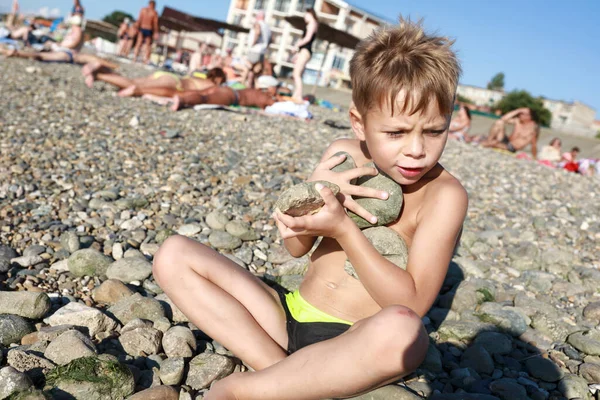 Niño Jugando Con Piedras Playa Del Mar Azov —  Fotos de Stock