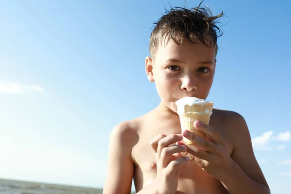 Kind Het Eten Van Ijs Het Strand Van Azov Zee — Stockfoto