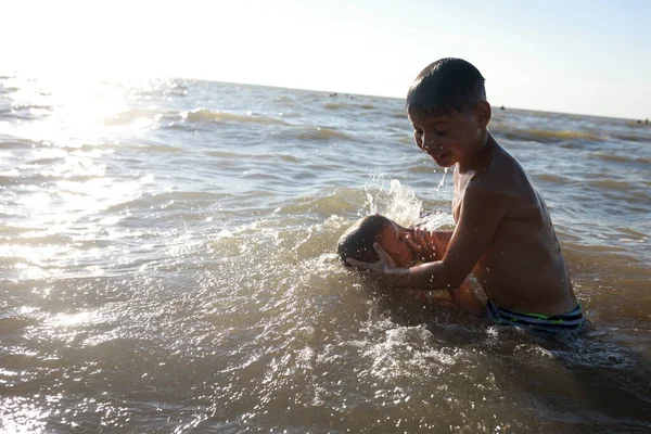 Brüder Schwimmen Asowschen Meer — Stockfoto