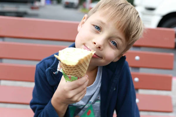 Chico Tiene Helado Banco Madera —  Fotos de Stock