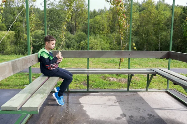 Portrait Enfant Sur Banc Dans Parc — Photo