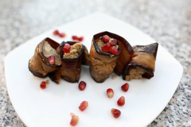 Gürcü restoranında fındıklı patlıcan rulosu.