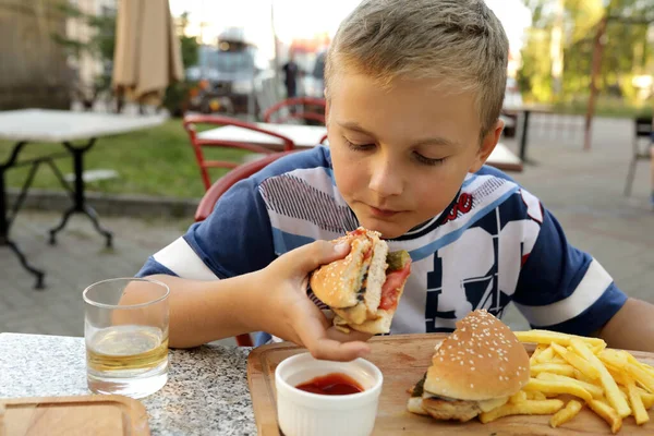 Criança Tem Hambúrguer Restaurante Livre — Fotografia de Stock