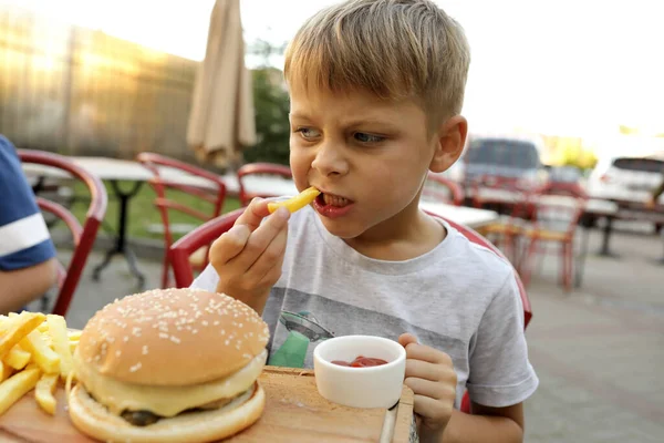 Ragazzo Mangiare Patatine Fritte Con Ketchup Nel Ristorante — Foto Stock