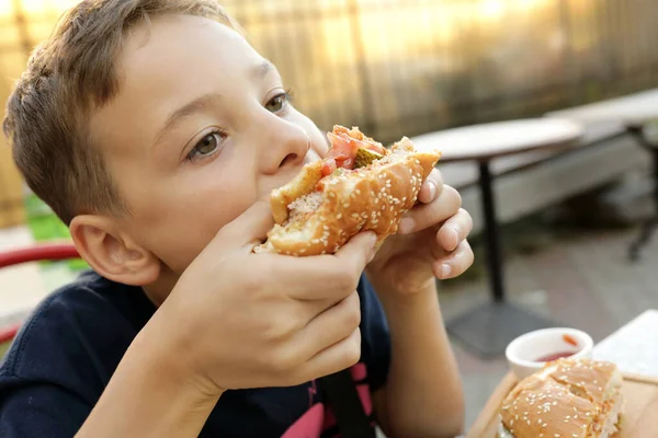 Niño Comiendo Hamburguesa Restaurante Aire Libre — Foto de Stock