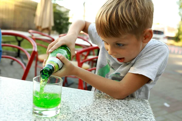 Ragazzo Versando Limonata Verde Dalla Bottiglia Ristorante — Foto Stock