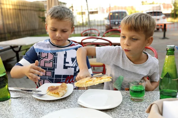 Junge Nimmt Megrelian Khachapuri Von Teller Georgischem Restaurant — Stockfoto