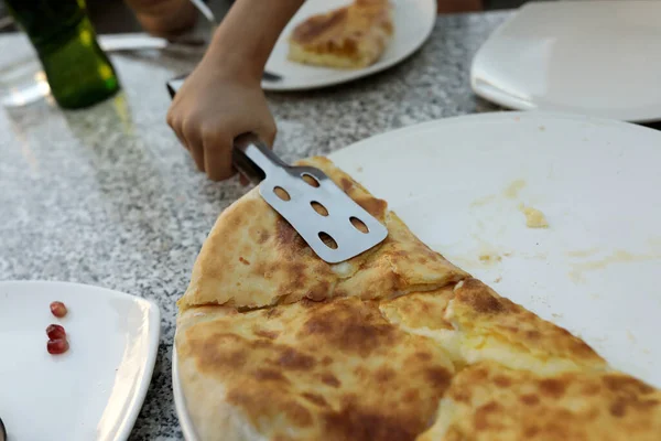 Çocuk Gürcistan Restoranında Megrelian Khachapuri Tabaktan Aldı — Stok fotoğraf