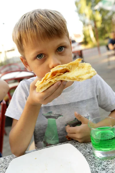 Niño Comiendo Megrelian Khachapuri Restaurante Georgiano — Foto de Stock