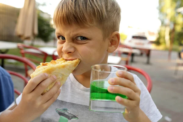 Niño Comiendo Megrelian Khachapuri Restaurante Georgiano — Foto de Stock