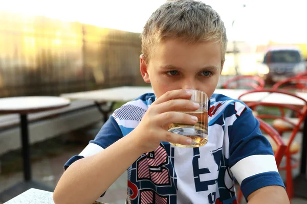Kind Trinkt Limonade Restaurant Freien — Stockfoto