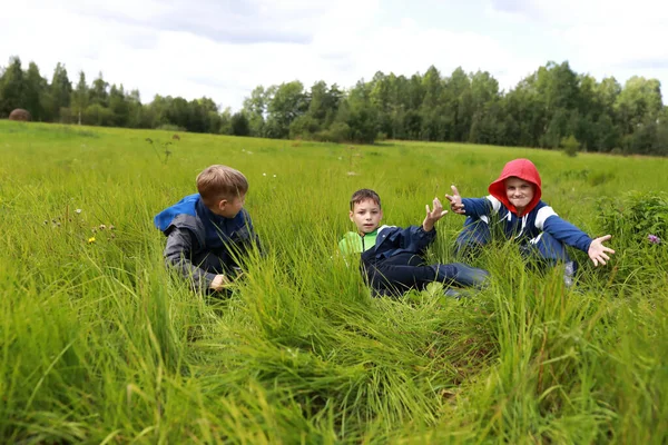 夏天有三个男孩子在草坪上休息 — 图库照片