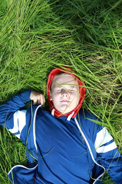 Portret Dziecka Odpoczywającego Trawniku Latem — Zdjęcie stockowe