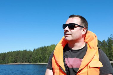 Ladoga 'da botta can yeleği giyen biri var.