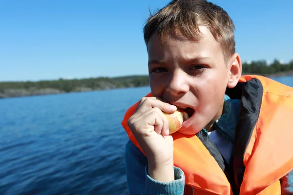 Niño Comiendo Manzana Chaleco Salvavidas Barco Ladoga Skerries —  Fotos de Stock