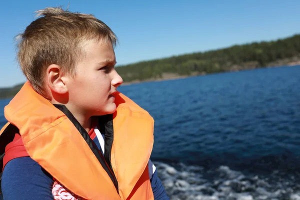 Boy Berpose Dalam Jaket Kehidupan Ladoga Skerries — Stok Foto