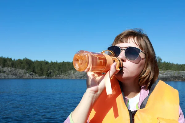 Mujer Bebiendo Agua Chaleco Salvavidas Barco Ladoga Skerries — Foto de Stock