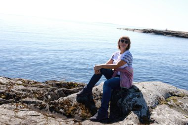 Ladoga Gölü 'nde poz veren kadın, Karelia