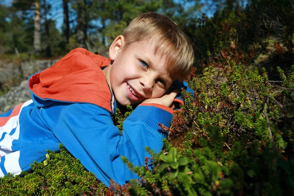 Niño Acostado Sobre Musgo Skerries Ladoga Karelia —  Fotos de Stock