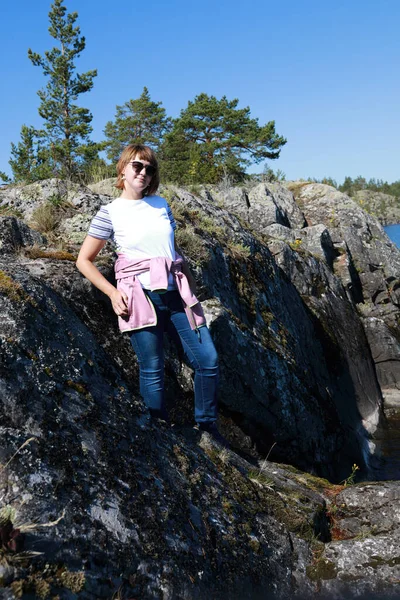 Kobieta Pozowanie Kamiennej Wyspie Jeziorze Ladoga Skerries Karelia — Zdjęcie stockowe