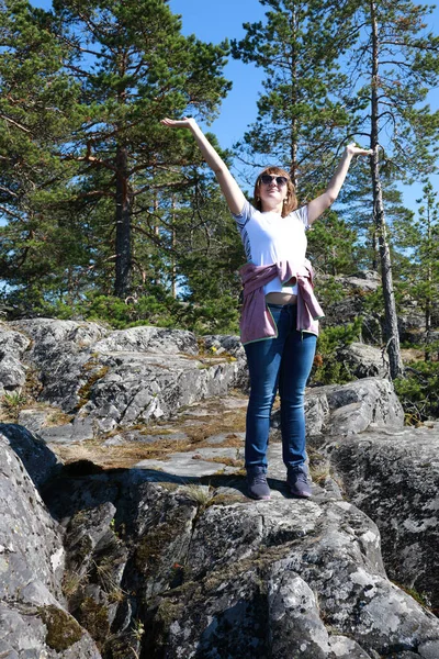 Kobieta Kamiennej Wyspie Skerries Ladoga Karelia — Zdjęcie stockowe