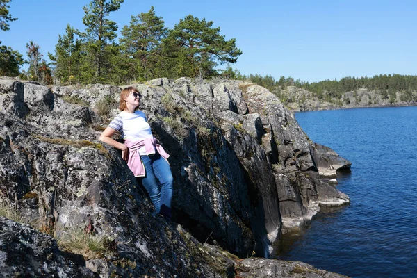 Mujer Isla Piedra Lago Ladoga Skerries Karelia — Foto de Stock