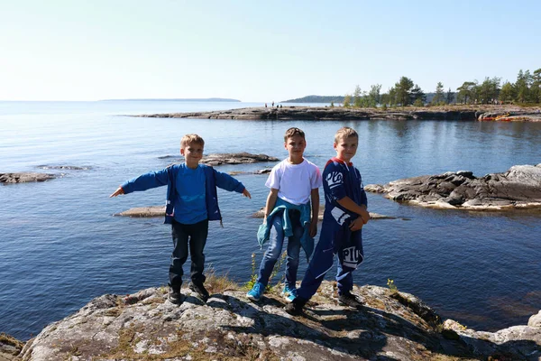 Ragazzi Sull Isola Nel Lago Ladoga Skerries Carelia — Foto Stock