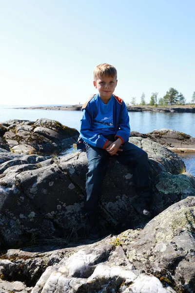 Kid Posing Stone Island Ladoga Skerries Karelia — Stock Photo, Image