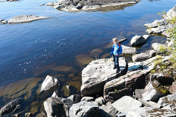 Menino Ilha Lago Ladoga Skerries Carélia — Fotografia de Stock