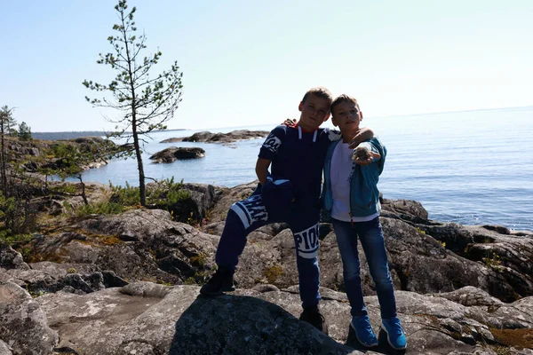 Enfants Sur Île Pierre Dans Lac Ladoga Skerries Carélie — Photo