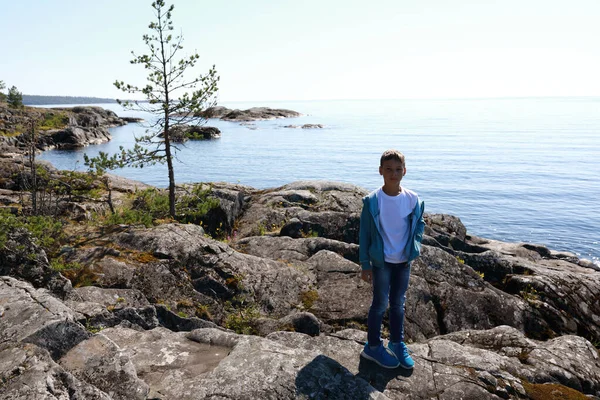 Criança Posando Ilha Pedra Skerries Ladoga Carélia — Fotografia de Stock