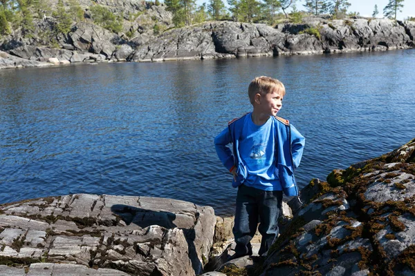 Ragazzo Sull Isola Ladoga Skerries Carelia — Foto Stock