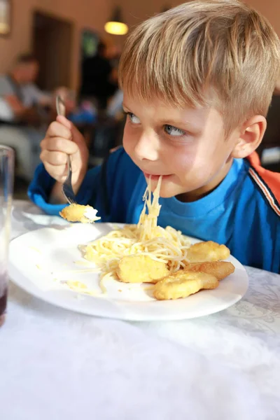 Criança Comer Espaguete Com Nuggets Restaurante — Fotografia de Stock