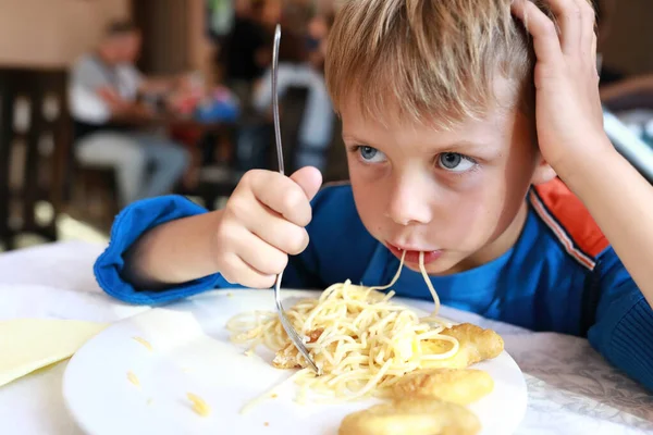 Criança Come Espaguete Com Nuggets Restaurante — Fotografia de Stock